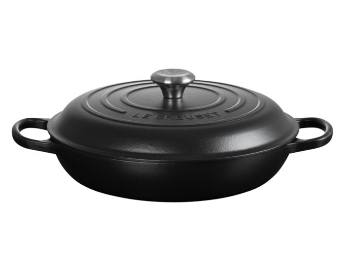 LE CREUSET Gourmet-Profitopf Signature schwarz ø 30 cm 3.5 l in  präsentiert im Onlineshop von KAQTU Design AG. Topf ist von LE CREUSET