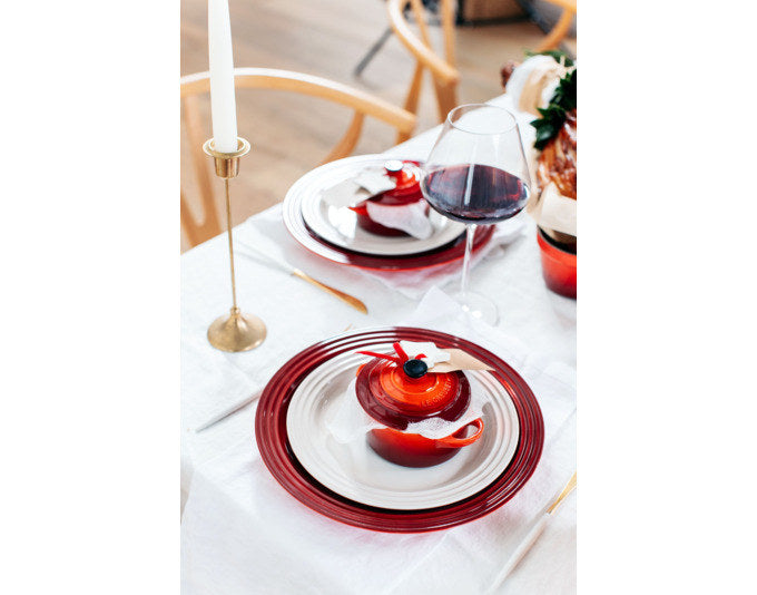 LE CREUSET Mini-Cocotte kirschrot ø 10x5 cm 0.25 l in Kirschrot, Rot präsentiert im Onlineshop von KAQTU Design AG. Cocotte ist von LE CREUSET