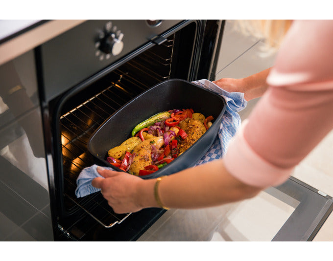 GASTROLUX Bräter EVO mit Glasdeckel Induktion 46x26x13.5 cm in  präsentiert im Onlineshop von KAQTU Design AG. Topf ist von GASTROLUX