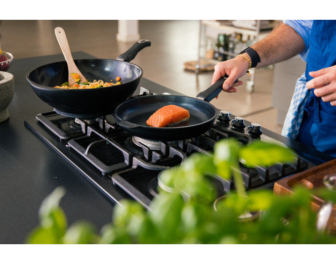 GASTROLUX Wok EVO mit Stiel Induktion ø 30 cm in Schwarz präsentiert im Onlineshop von KAQTU Design AG. Wok Pfanne ist von GASTROLUX