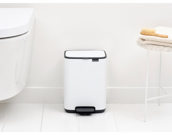 BRABANTIA Treteimer Bo white 4 l in White, Weiss präsentiert im Onlineshop von KAQTU Design AG. Treteimer ist von BRABANTIA