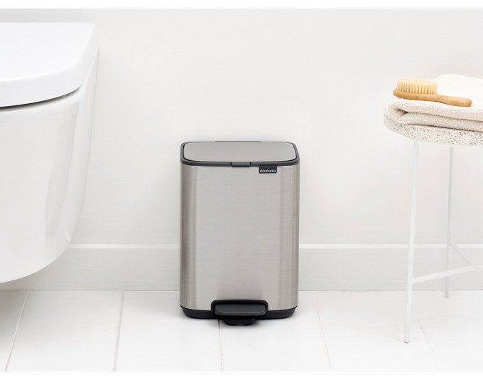 BRABANTIA Treteimer Bo matt steel FFP 4 l in Matt steel FPP, Silber präsentiert im Onlineshop von KAQTU Design AG. Treteimer ist von BRABANTIA