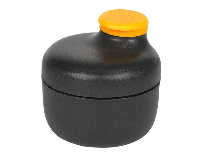 LÉKUÉ Salatsaucenbehälter To Go 50 ml schwarz in Schwarz, Gelb präsentiert im Onlineshop von KAQTU Design AG. Schüttelbecher ist von LEKUE