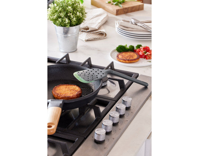 LÉKUÉ Pfannenwender gelocht Silikon 30.6 cm grün in Grün präsentiert im Onlineshop von KAQTU Design AG. Pfannenwender ist von LEKUE