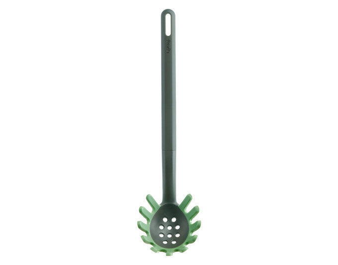 LÉKUÉ Spaghettilöffel Silikon 30 cm grün in Grün präsentiert im Onlineshop von KAQTU Design AG. Pastalöffel ist von LEKUE