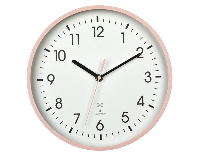 TFA Funk-Wanduhr rosa analog ø 24.5 cm in Rosa präsentiert im Onlineshop von KAQTU Design AG. Wanduhr ist von TFA