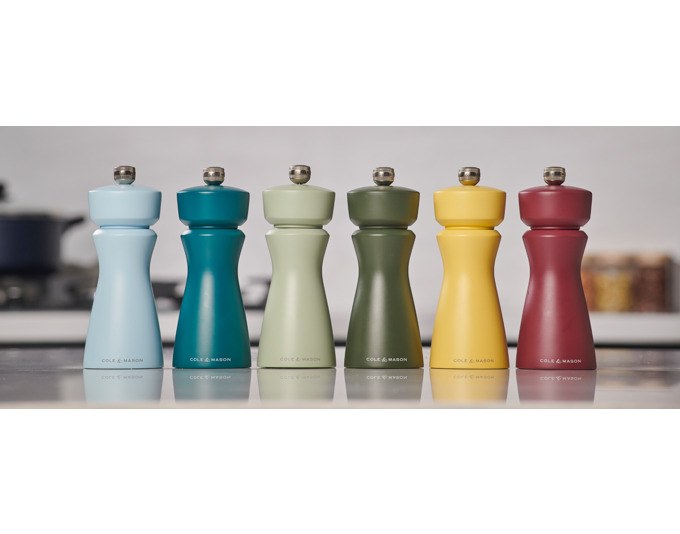 Sechs COLE & MASON Salz- und Pfeffermühlen der Serie Kenton in verschiedenen Farben, zylindrische Form mit Keramikmahlwerk, Höhe 15 cm.
