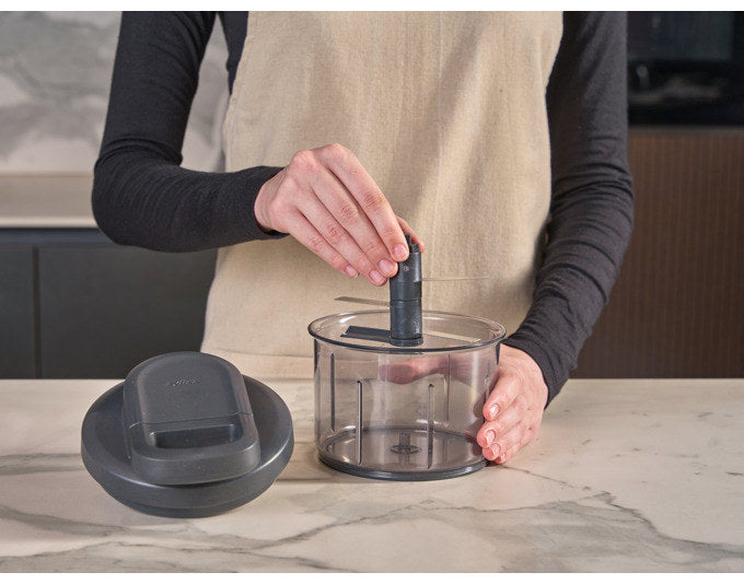 ZYLISS Multischneider Easy Pull ø 12 cm H 12.5 cm 800 ml in Transparent, Graphit, Grau präsentiert im Onlineshop von KAQTU Design AG. Küchengerät ist von ZYLISS