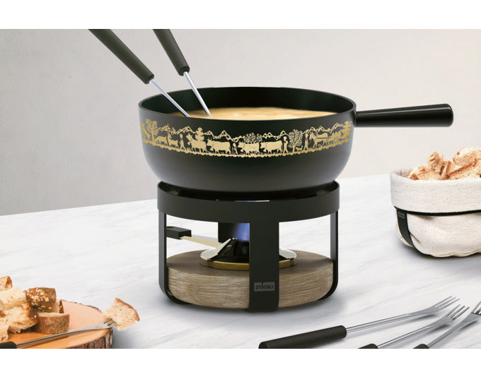 STÖCKLI Käsefonduegarnitur Pilatus Wood Classic Alp ø 22 cm 2.4 l in  präsentiert im Onlineshop von KAQTU Design AG. Fondue/Raclette ist von STÖCKLI