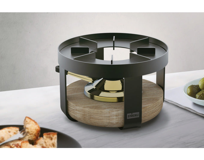 STÖCKLI Rechaud Pilatus Wood Eiche ø 18 cm in  präsentiert im Onlineshop von KAQTU Design AG. Fondue/Raclette ist von STÖCKLI