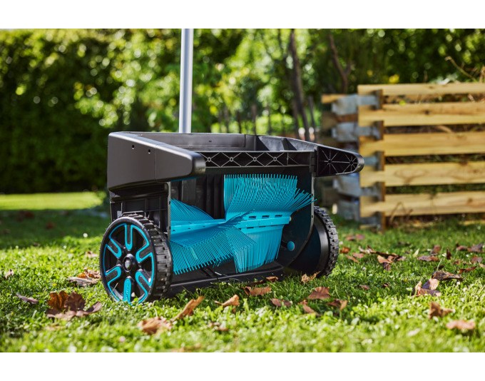 Foto des GARDENA Laub und Rasensammlers in Grau und Schwarz mit einstellbaren Bürsten und Frontspoiler für Rasenflächen und Terrassen.
