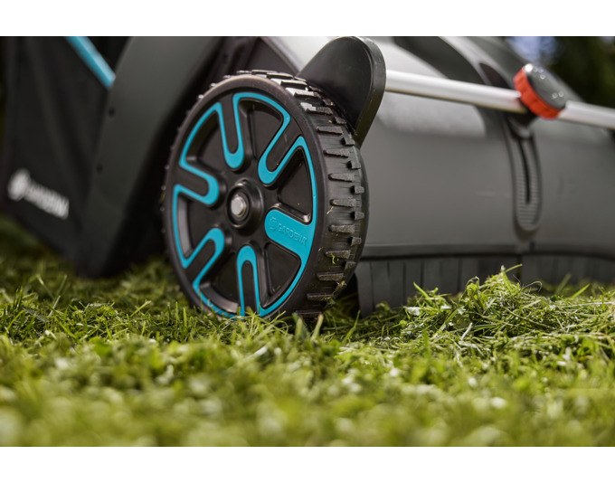 Foto des GARDENA Laub und Rasensammlers in Grau und Schwarz mit einstellbaren Bürsten und Frontspoiler für Rasenflächen und Terrassen.