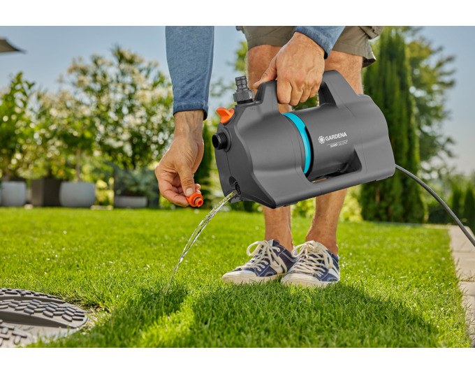 GARDENA Gartenpumpe 5000 Silent in Anthrazit, kompaktes Gehäuse mit Anschlüssen für Gartenschläuche und Bewässerungssysteme, robuste Bauweise.