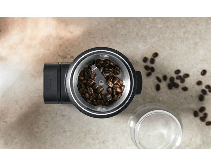 KITCHENAID Kaffeemühle kabellos inkl. Akku schwarz matt in Schwarz matt, Schwarz präsentiert im Onlineshop von KAQTU Design AG. Kaffeemühle ist von KITCHEN AID