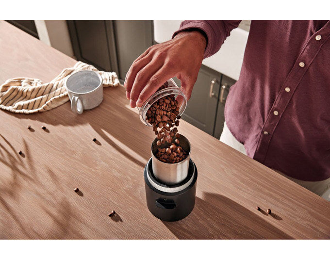 KITCHENAID Kaffeemühle kabellos exkl. Akku schwarz matt in Schwarz matt, Schwarz präsentiert im Onlineshop von KAQTU Design AG. Kaffeemühle ist von KITCHEN AID