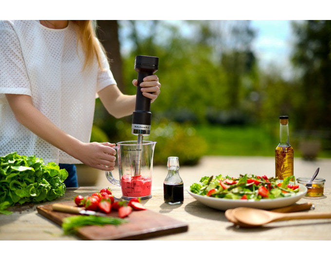 KITCHENAID Stabmixer kabellos ohne Zubehör inkl. Akku schwarz matt in Schwarz präsentiert im Onlineshop von KAQTU Design AG. Mixer ist von KITCHEN AID