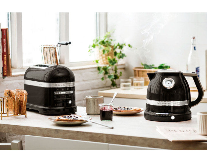 KITCHENAID Wasserkocher 5KEK1522 1.5 l schwarz in Schwarz präsentiert im Onlineshop von KAQTU Design AG. Wasserkocher ist von KITCHEN AID