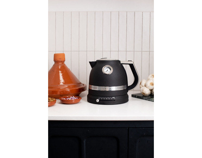 KITCHENAID Wasserkocher 5KEK1522 1.5 l eisenschwarz in Eisenschwarz, Schwarz präsentiert im Onlineshop von KAQTU Design AG. Wasserkocher ist von KITCHEN AID