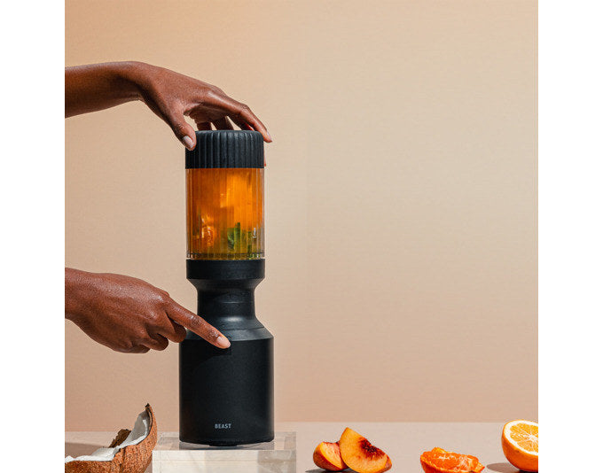 BEAST Blender Mighty 850 Plus carbon schwarz in Schwarz präsentiert im Onlineshop von KAQTU Design AG. Küchengerät ist von BEAST