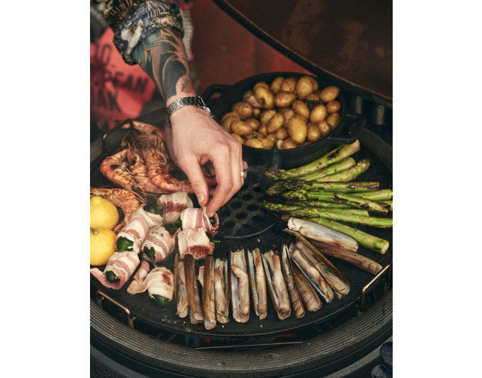 THE BASTARD Plancha Phantom M in Schwarz präsentiert im Onlineshop von KAQTU Design AG. Grillroste ist von THE BASTARD