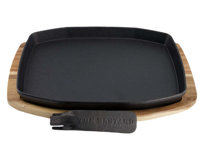 THE BASTARD Bratschale Gusseisen mit Holzbrett in Schwarz, Braun präsentiert im Onlineshop von KAQTU Design AG. Outdoor Grillpfannen und -töpfe ist von THE BASTARD