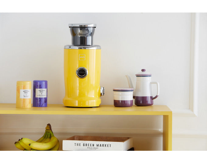NOVIS Entsafter Iconic Line VitaJuicer S1 gelb in  präsentiert im Onlineshop von KAQTU Design AG. Küchengerät ist von NOVIS