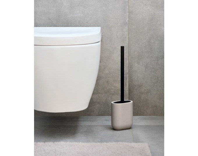 Graue WC-Bürste aus Polyresin und Edelstahl mit schlankem Bürstenhalter, Höhe 39 cm, Produkt von Zeller Present für das Badezimmer.