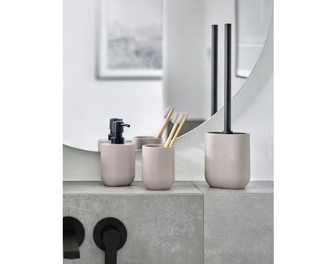 Graue WC-Bürste aus Polyresin und Edelstahl mit schlankem Bürstenhalter, Höhe 39 cm, Produkt von Zeller Present für das Badezimmer.