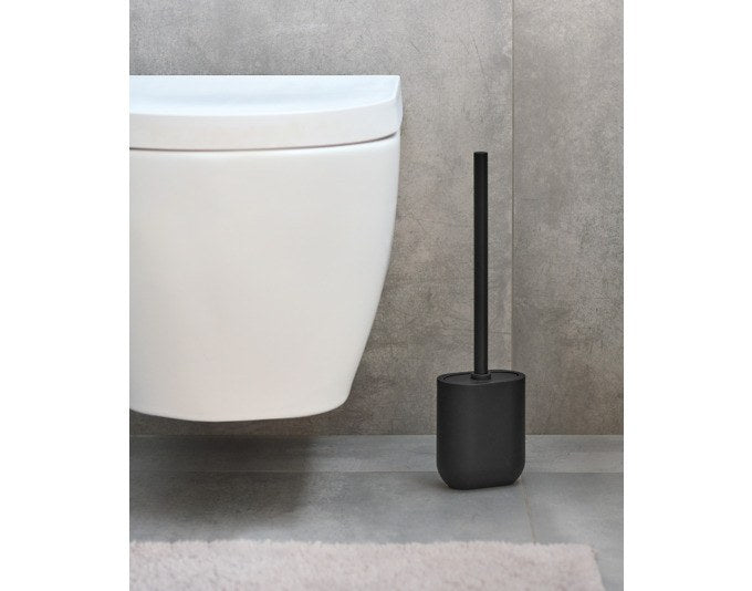 Schwarze WC-Bürste aus Polyresin und Edelstahl mit rundem Bürstenkopf und passendem Halter, freigestellt fotografiert.