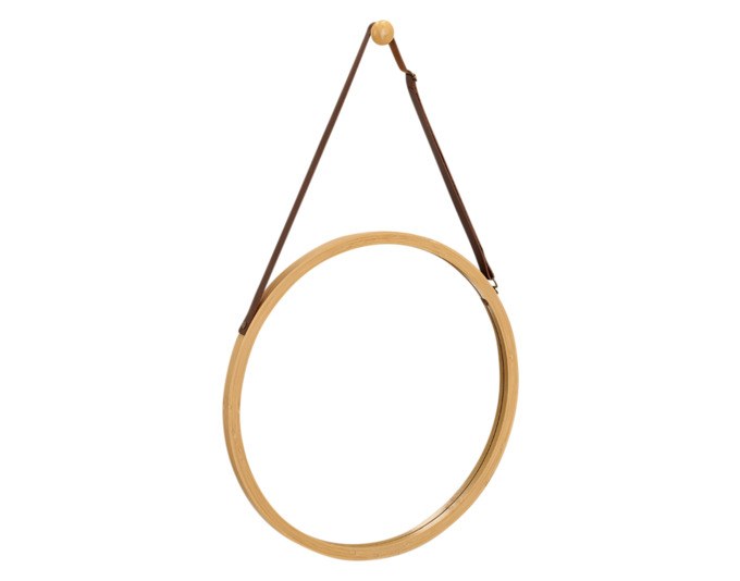 Runder Wandspiegel mit Rahmen aus naturfarbenem Bambus, Durchmesser 38 cm, Stärke 1.5 cm, montiert an einer Wand.