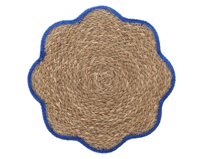 Rundes Tischset aus geflochtenem Naturfasergeflecht (Cyperus malaccensis) in Blau mit blütenförmiger Kontur, Durchmesser 38 cm.
