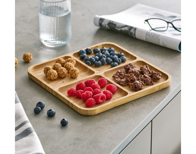 Snackteller aus natürlichem Bambusholz mit unterteilter Fläche, braun-natürliche Maserung, quadratische Form, flache Bauhöhe.