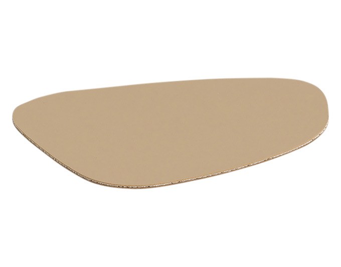 Vier runde Glasuntersetzer aus Kunstleder in Beige und Braun, gestapelt auf einer Tischplatte, Produkt von ZELLER PRESENT.