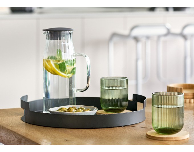 Graue Glaskaraffe aus Borosilikatglas mit grauem Kunststoffdeckel und ergonomischem Griff, Fassungsvermögen 1 Liter, Höhe 24 cm.