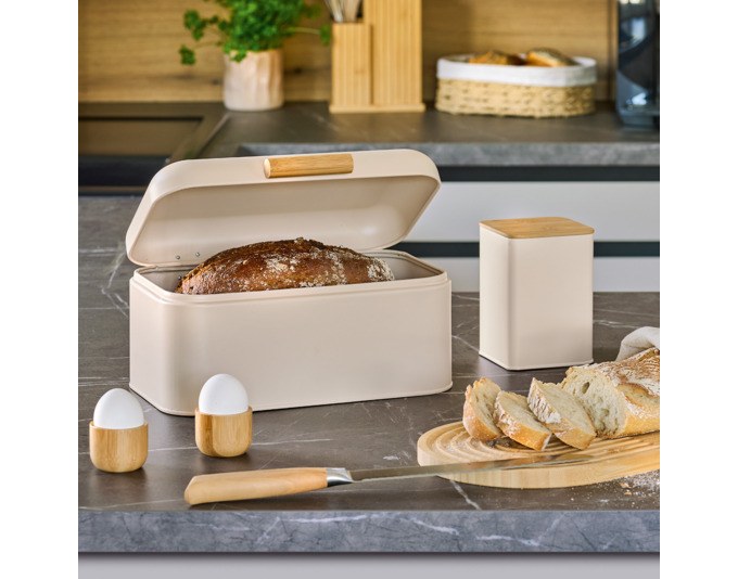 Beiger Brotkasten aus pulverbeschichtetem Stahl mit Bambusgriff, Masse 30.5x20x15 cm, freigestellt auf weissem Hintergrund.
