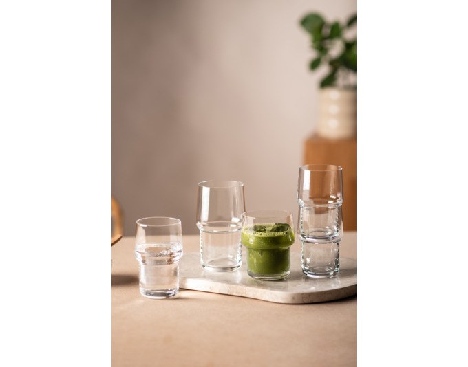 Vier transparente Longdrinkgläser Click 79 von ZWIESEL GLAS aus Glas mit klarer, stapelbarer Form, im 4er-Set arrangiert auf hellem Hintergrund.