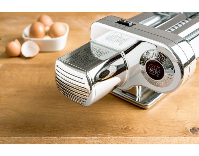 Silberfarbener Motor Pasta Drive von MARCATO, kompakte Bauform zur Montage an Nudelmaschinen anstelle des Kurbelantriebs.