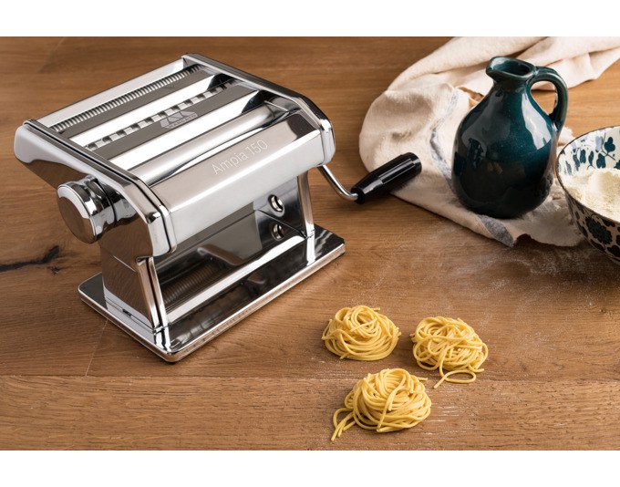 MARCATO Nudelmaschine Ampia 150 Classic in Silber: kompaktes Gehäuse aus rostfreiem Stahl mit zwei Walzen und seitlichem Stellrad.