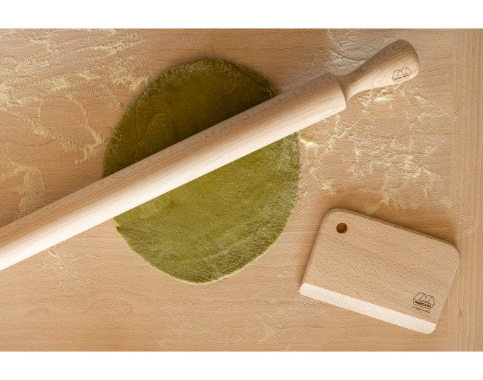 Foto eines braunen Teigabstechers aus Buchenholz von MARCATO, flache Form mit abgerundeter Kante, Grösse 15 x 10.5 x 8 cm.