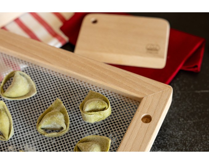 Foto eines braunen Holzrahmens mit Gittern und Netz, stapelbare Konstruktion für die Trocknung von selbstgemachter Pasta.