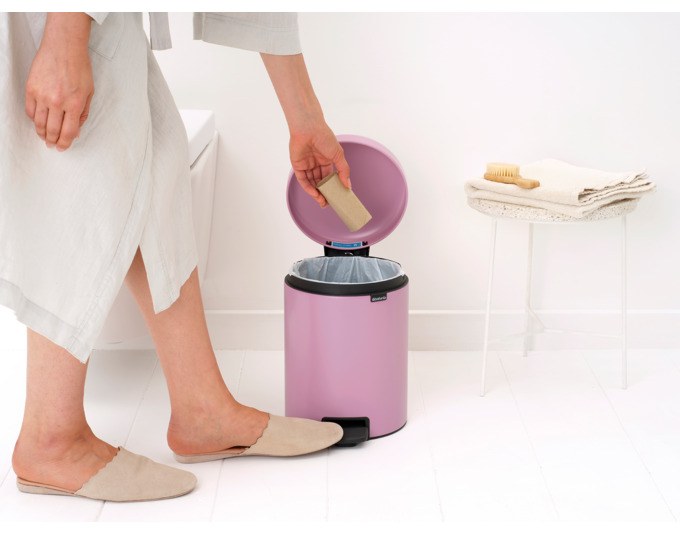 Rosafarbener BRABANTIA Treteimer NewIcon mit 5 Liter Fassungsvermögen, herausnehmbarem Kunststoff-Inneneimer und Pedalmechanismus.