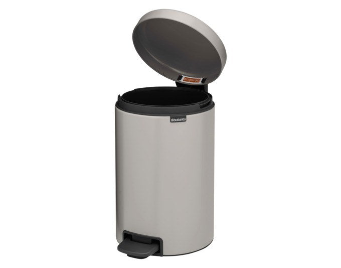 Grauer Kunststoff-Treteimer BRABANTIA NewIcon mit Pedal, geschlossenem Deckel und rechteckiger Form, 12 Liter Fassungsvermögen, freistehend fotografiert.