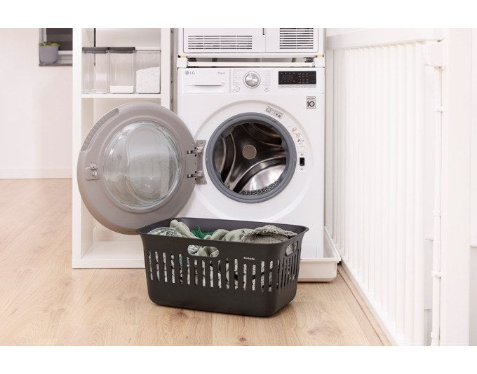 Schwarzer BRABANTIA Wäschekorb Collect-It aus recyceltem Kunststoff mit Belüftungsschlitzen und drei Griffen, Fassungsvermögen 40 Liter.