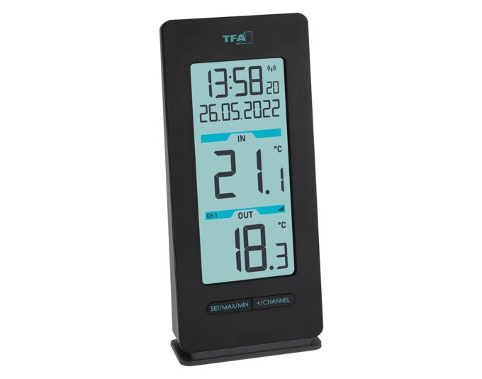 Schwarzes TFA Funk-Thermometer Buddy aus Kunststoff mit geradlinigem Design, Display zeigt Temperaturwerte und Uhrzeit an.