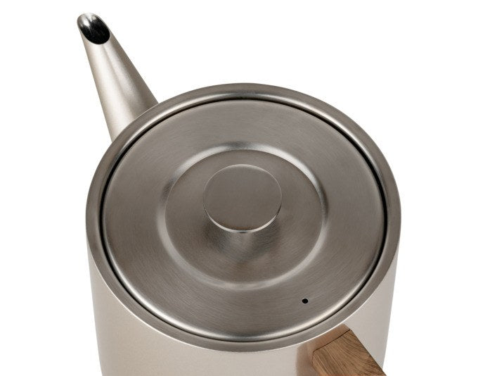 Teekanne Narvik von BREDEMEIJER in Champagne, gebürsteter Edelstahl mit eckigem Griff in Eichenholzoptik und herausnehmbarem Teefilter.