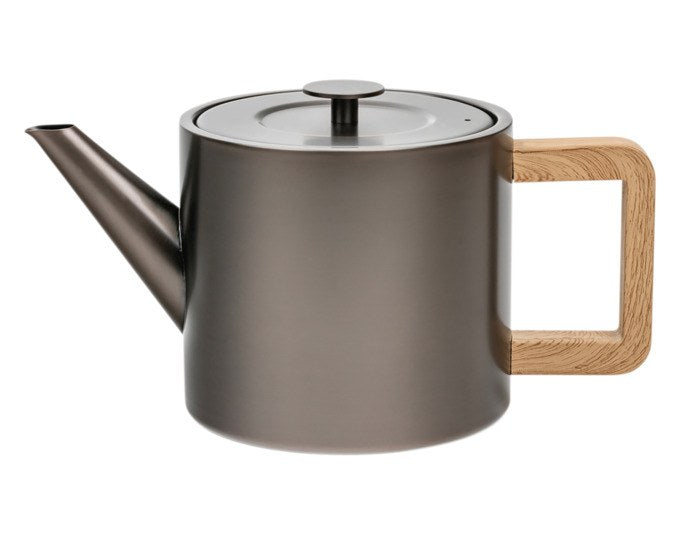 Teekanne aus gebürstetem Edelstahl in Grau mit eckigem Griff in Eichenholzoptik und herausnehmbarem Teefilter, Fassungsvermögen 1.1 Liter.