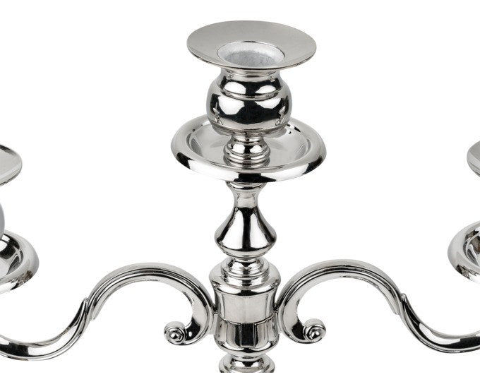 Silberfarbener dreiarmiger Kerzenhalter von ZILVERSTAD aus lackiertem Metall mit geschwungenen Armen, Modell Classic.