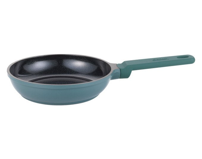 Grüne Mini-Bratpfanne von SPRING mit rundem Aluminiumkörper, Keramikbeschichtung und Metallstiel, Durchmesser 16 cm, Draufsicht von schräg oben.