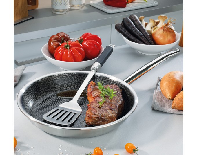 Silberne SPRING Bratpfanne Cut Resist Pure ø 16 cm aus 5-Lagen-Mehrschichtmaterial mit Antihaftbeschichtung und erhabenen Edelstahl-Stegen.