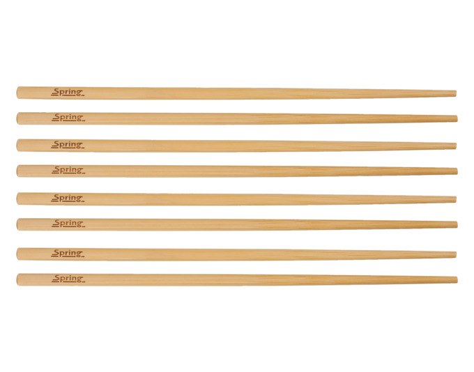 Foto von vier Paar braunen Ess-Stäbchen aus Bambus, je 26 cm lang, mit glatter, feingeschliffener Oberfläche und schlanker Form.